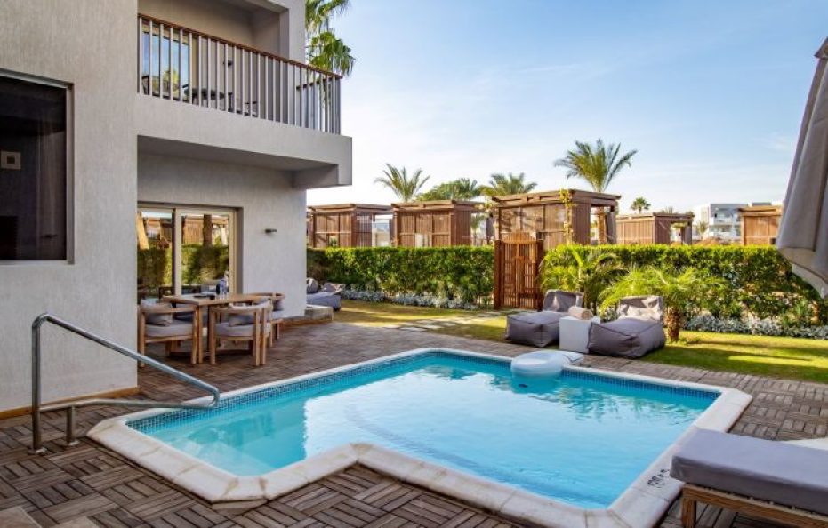 Junior Swim-Up Suite – Posh Club