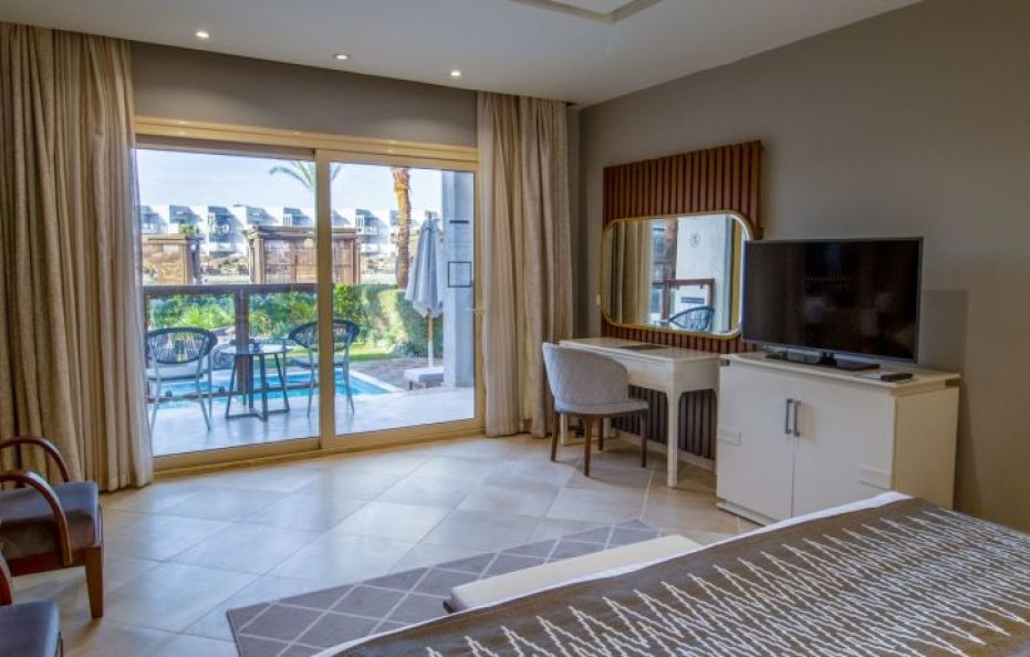 Junior Swim-Up Suite – Posh Club