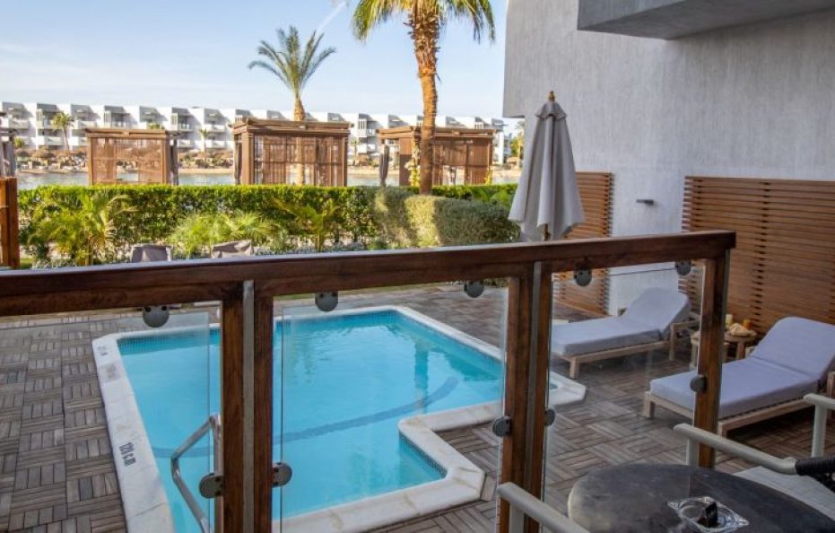 Junior Swim-Up Suite – Posh Club