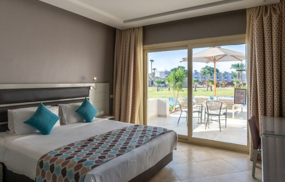 Family Swim-Up Suite