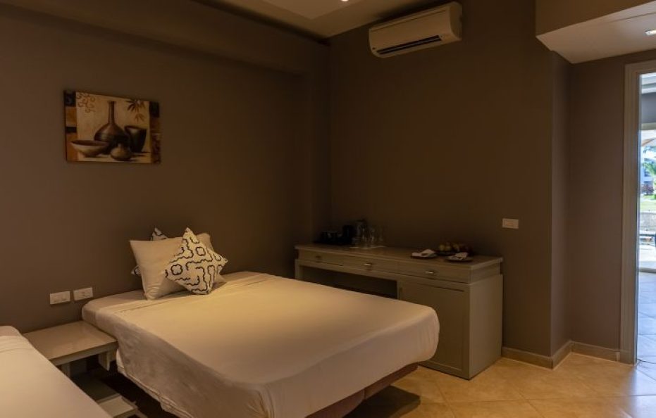 Family Swim-Up Suite