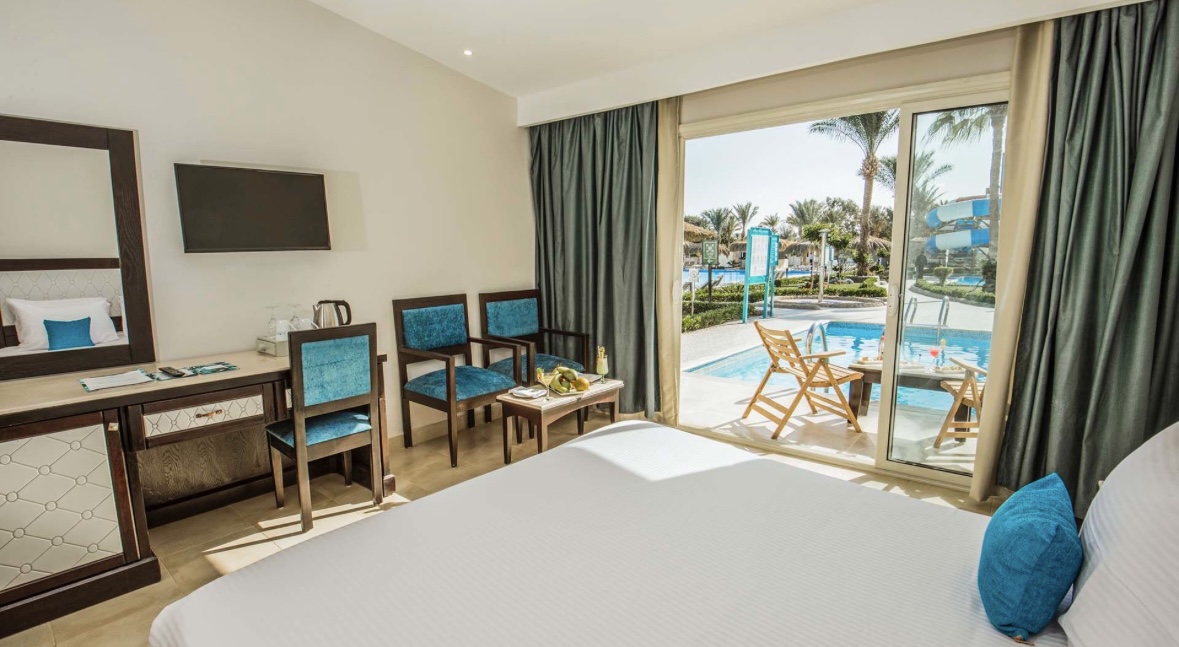 Deluxe Swim-Up Room