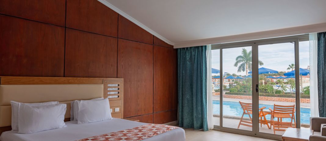 Swim-Up Room