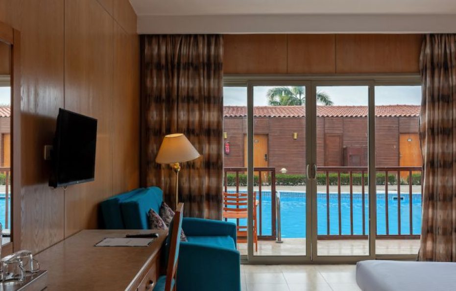 Swim-Up Room