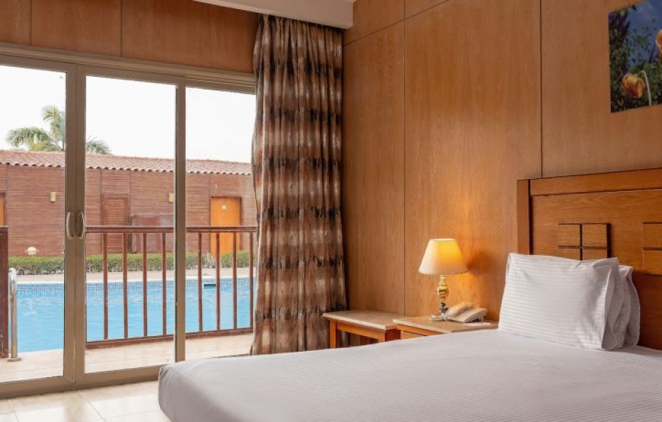 Swim-Up Room