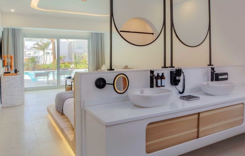 Deluxe Swim-Up Room