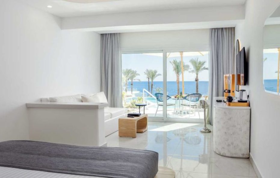 Junior Swim-Up Suite- Posh Club