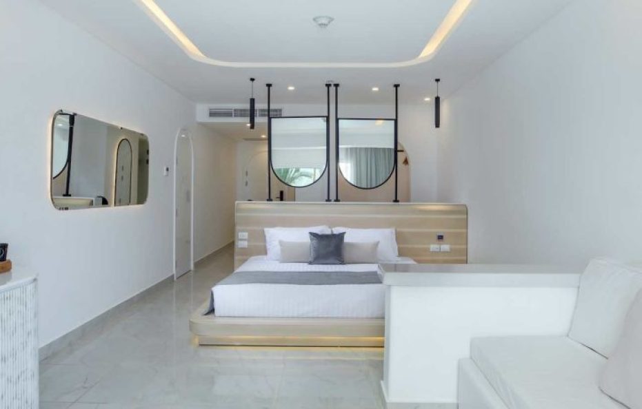 Junior Swim-Up Suite- Posh Club