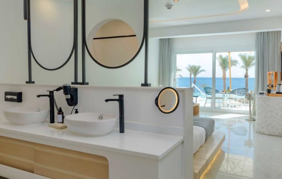 Junior Swim-Up Suite- Posh Club
