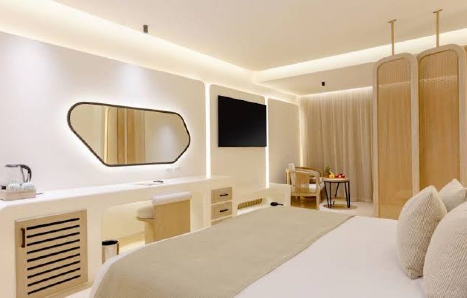 Deluxe Beach Front Swim-up Suite