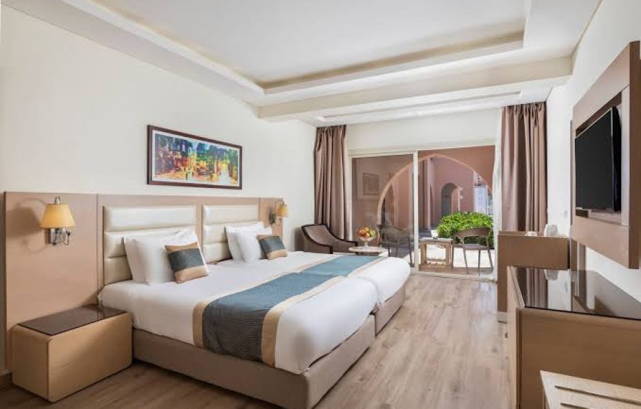 DELUXE FAMILY ROOM WITH POOL VIEW