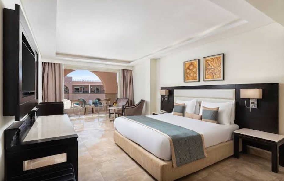 DELUXE FAMILY ROOM WITH POOL VIEW
