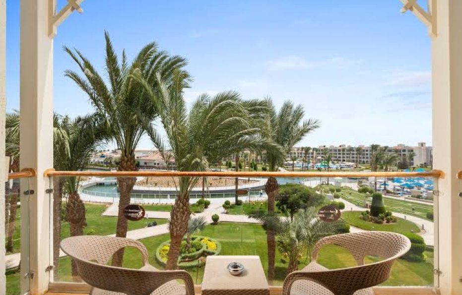 FAMILY ROOM POOL OR LAGUNA VIEW